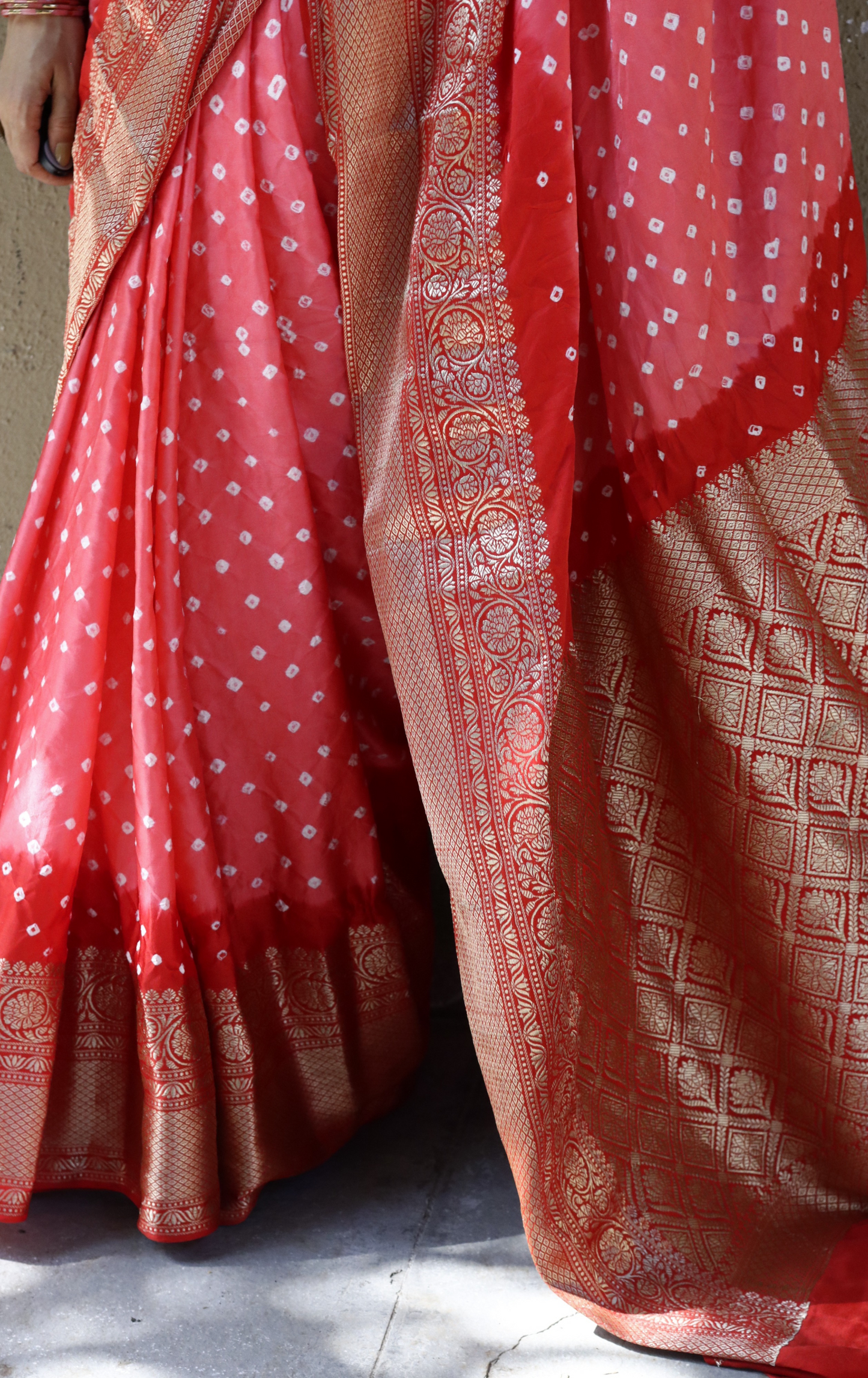 Buy Bandhani Designer Saree Online : Peach Red Bandhani Hand Dyed Saree With Gold Border