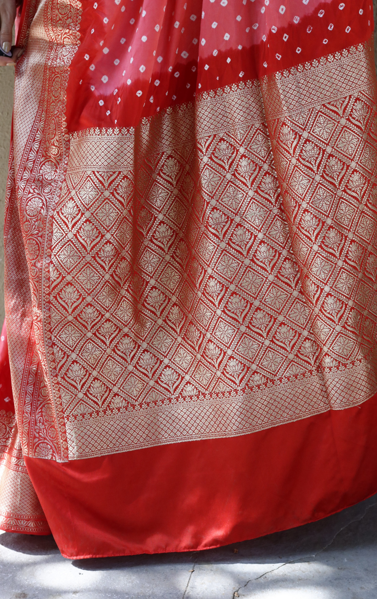 Buy Bandhani Designer Saree Online : Peach Red Bandhani Hand Dyed Saree With Gold Border