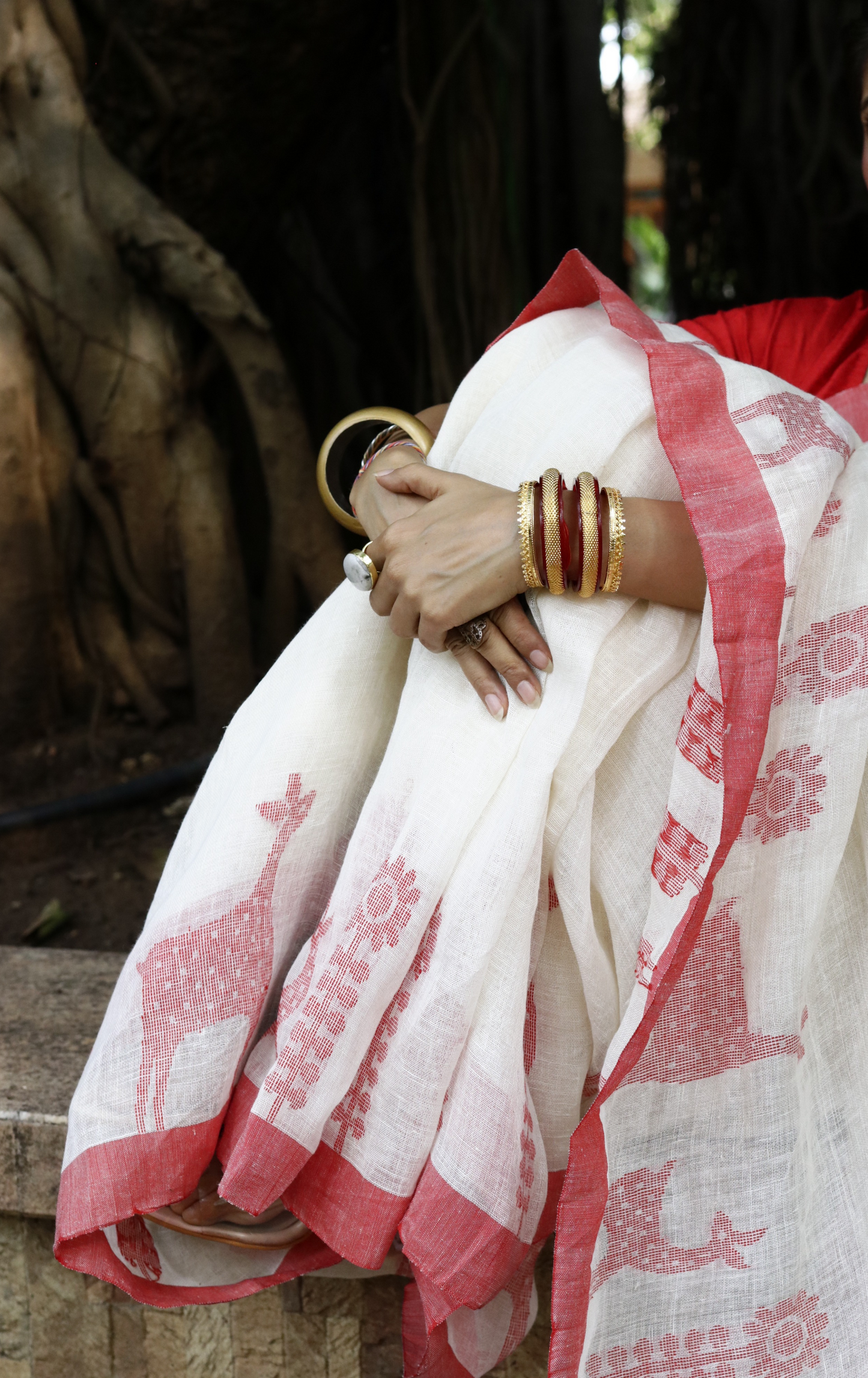 Buy 'Mother Deer' White Red Linen Cotton  Laal Padh Saree : White Red Laal Paar Linen Saree